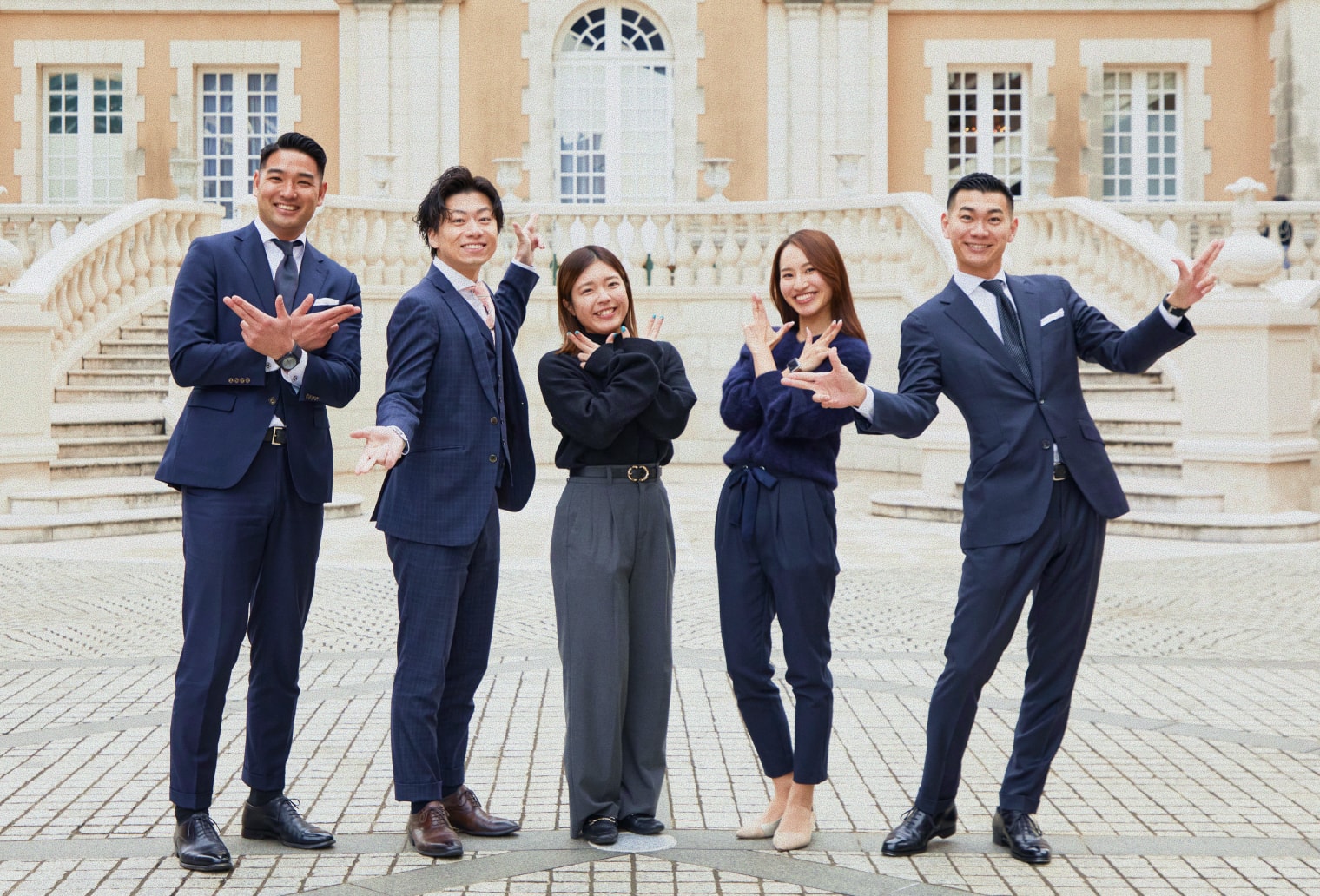 社員がポースをとっている様子